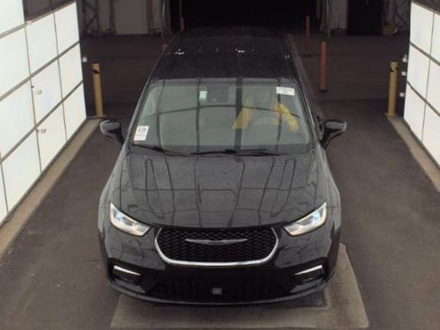 Used 2023 Chrysler Pacifica Touring-L FWD image 2