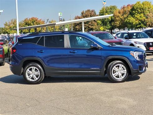 Used 2022 GMC Terrain SLE w/ Driver Convenience Package image 4