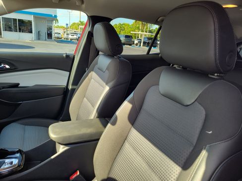 Used 2025 Chevrolet Trax LT w/ LT Convenience Package FWD image 15