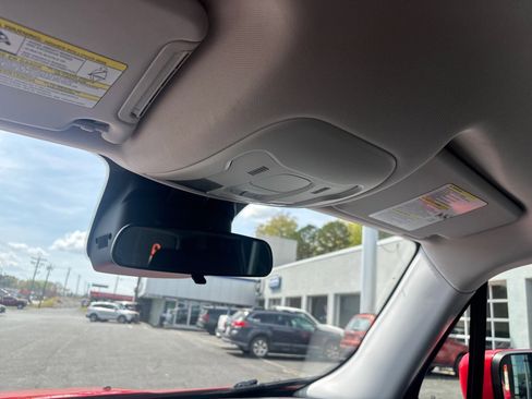 Used 2015 Jeep Renegade Latitude FWD image 29