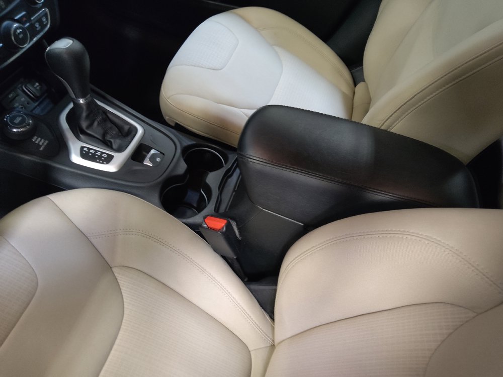 Used 2015 Jeep Cherokee Latitude w/ Cold Weather Group AWD/4WD image 26
