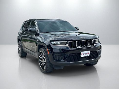 Used 2024 Jeep Grand Cherokee Laredo X image 3
