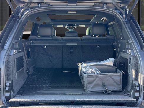 New 2025 Land Rover Range Rover Long Wheelbase SE image 17