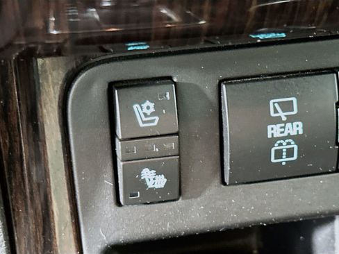 Used 2015 Chevrolet Traverse LTZ AWD/4WD image 25