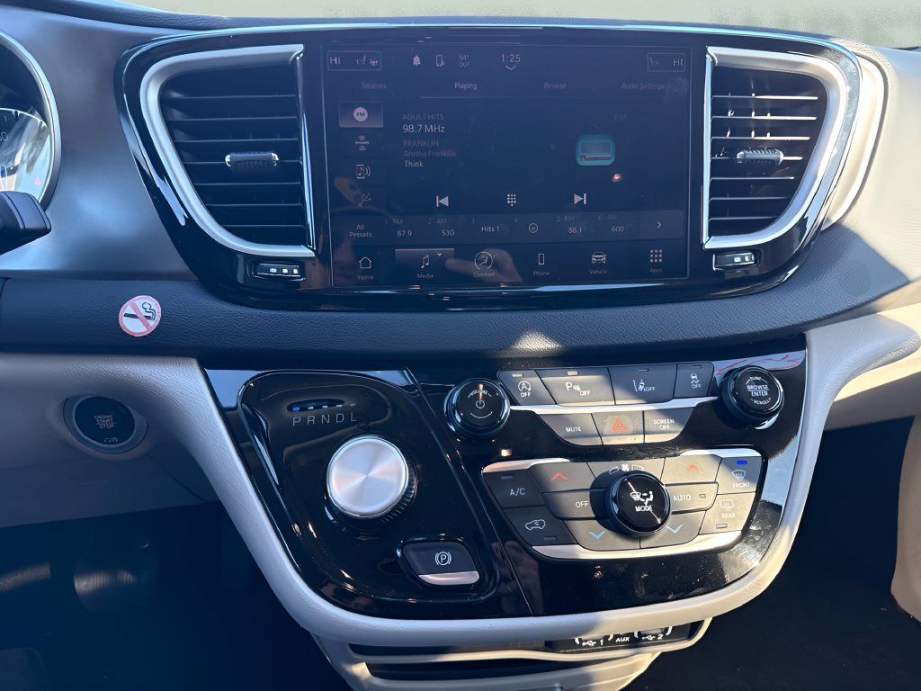Used 2023 Chrysler Pacifica Touring-L FWD image 11
