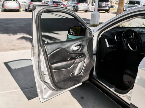Used 2015 Jeep Cherokee Trailhawk w/ Comfort/Convenience Group AWD/4WD image 15