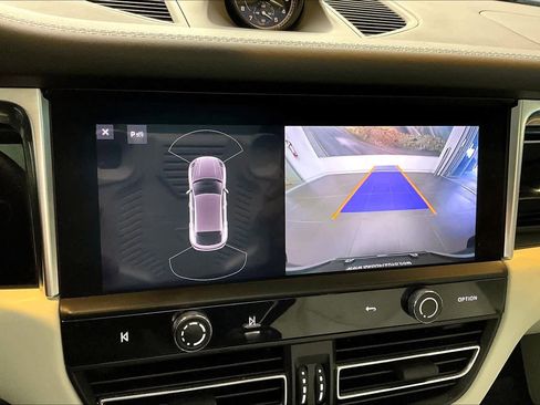 Used 2022 Porsche Macan w/ Premium Package Plus image 29
