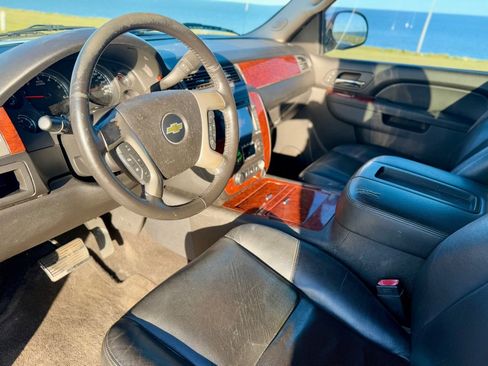 Used 2013 Chevrolet Avalanche LTZ image 10