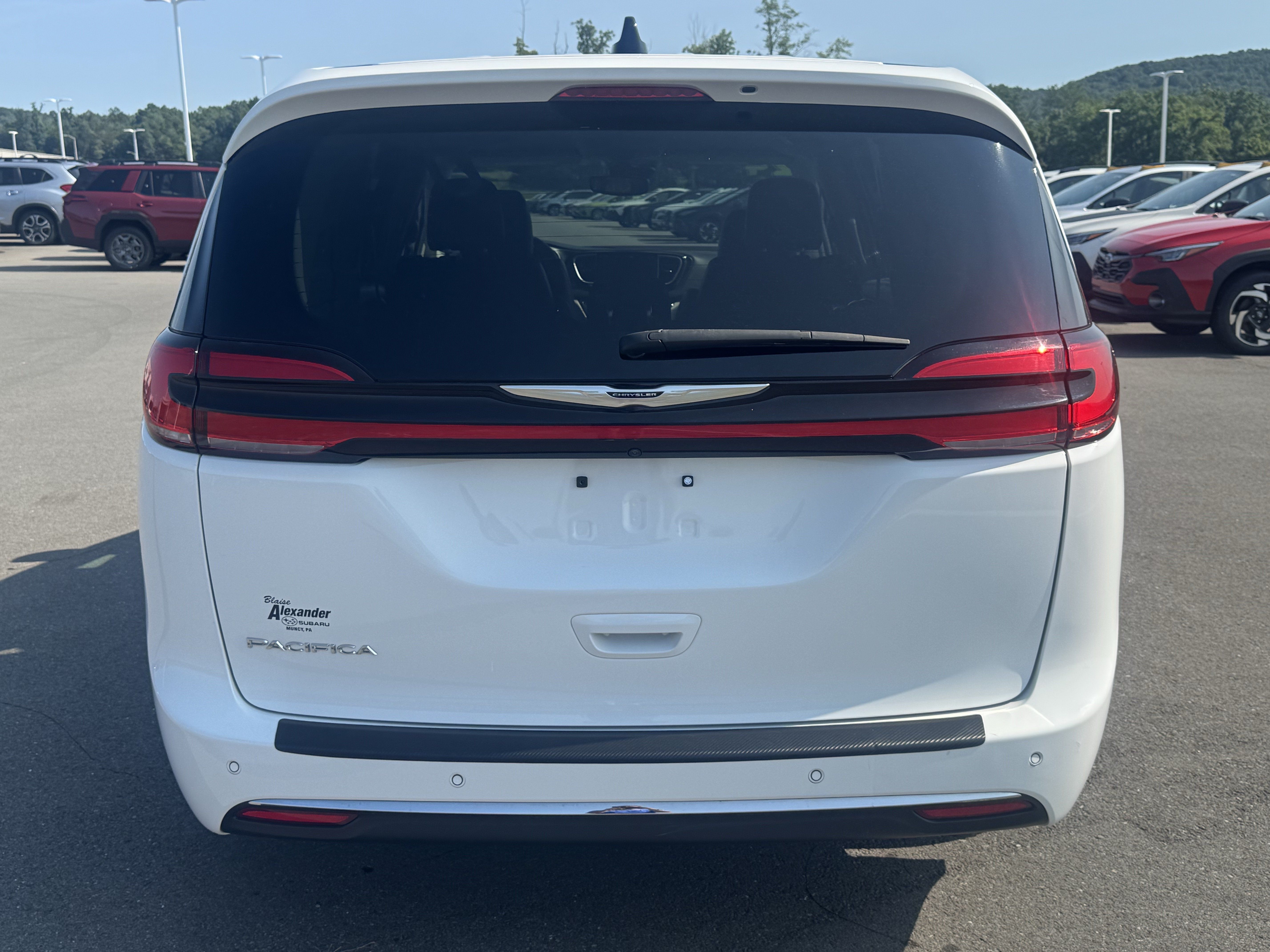 Used 2024 Chrysler Pacifica Touring-L FWD image 4