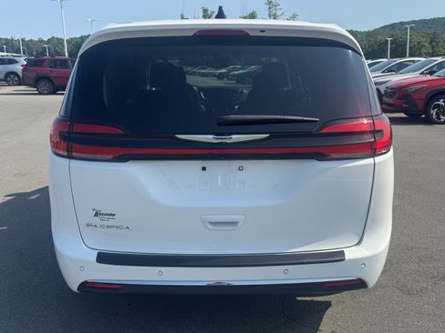 Used 2024 Chrysler Pacifica Touring-L FWD image 4
