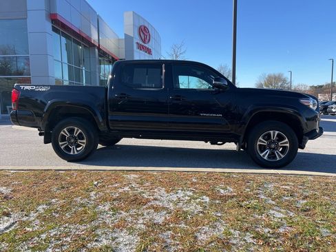 Used 2018 Toyota Tacoma TRD Sport image 2