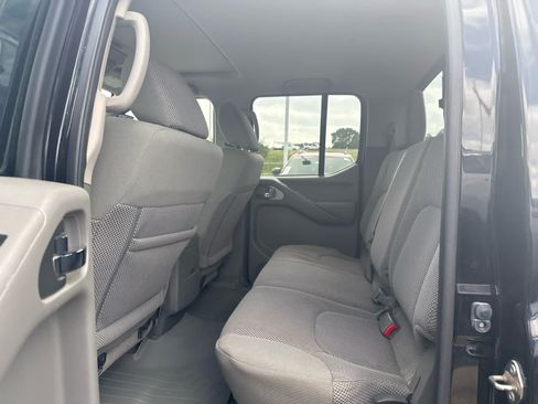 Used 2017 Nissan Frontier SV w/ SV Value Truck Package AWD/4WD image 6