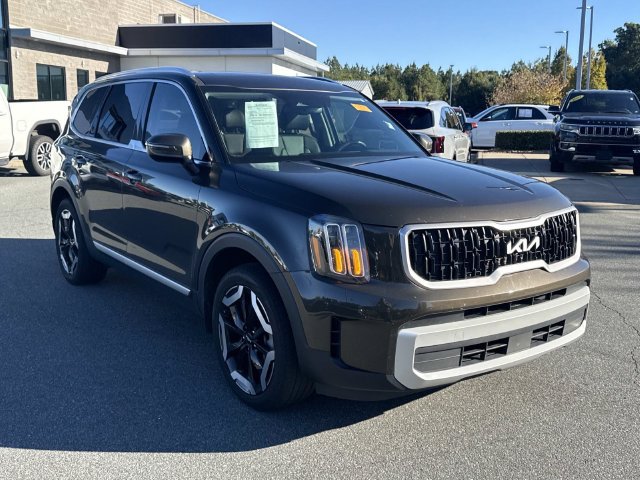 Certified 2024 Kia Telluride EX w/ EX Captain's Chair Package FWD image 3