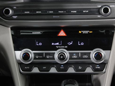 Used 2020 Hyundai Elantra SE image 19