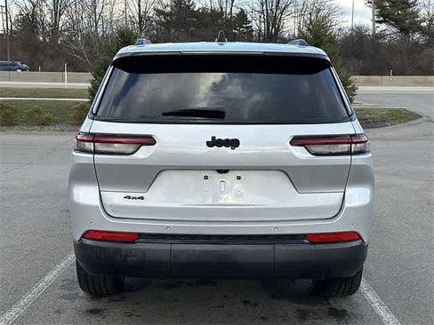 Used 2023 Jeep Grand Cherokee L Laredo image 4