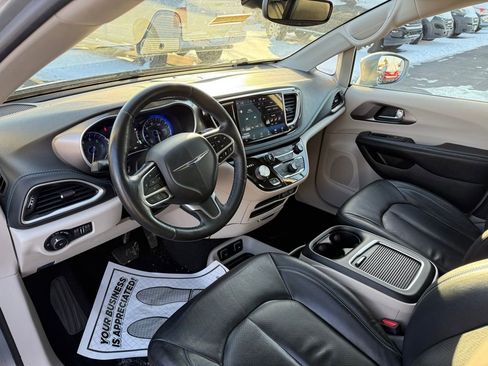Used 2021 Chrysler Pacifica Touring-L image 10