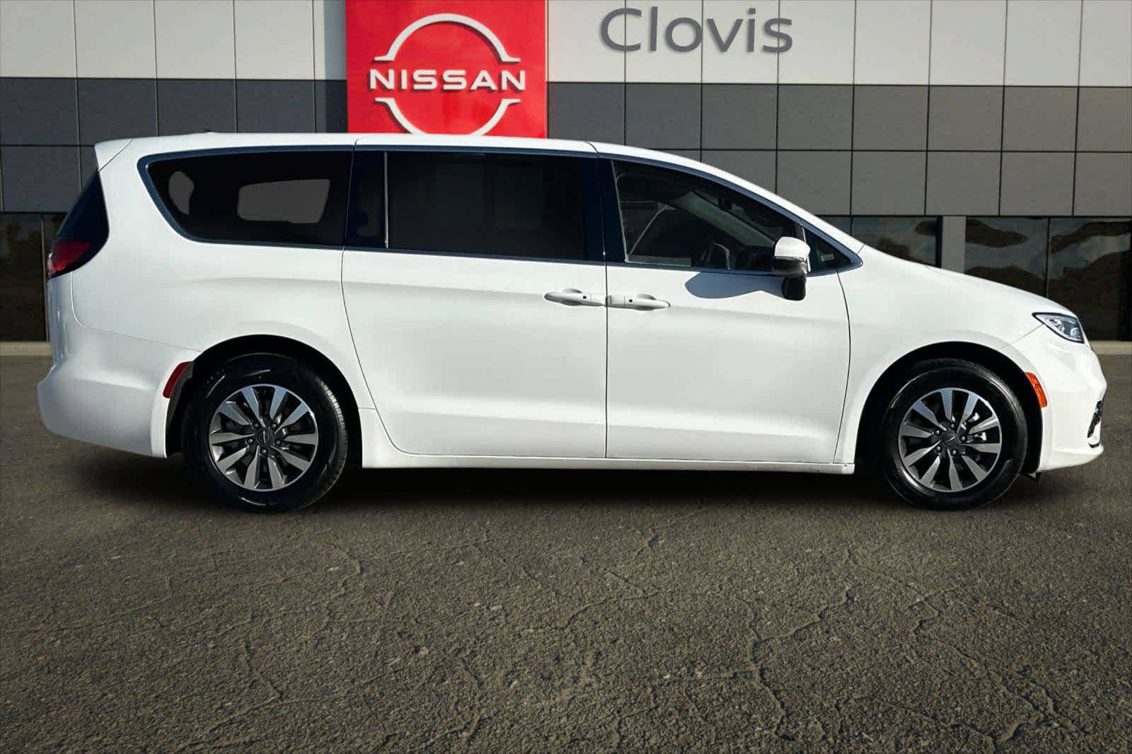Used 2023 Chrysler Pacifica Touring-L FWD image 10