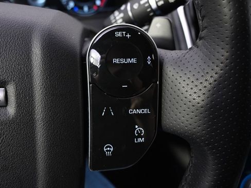 Used 2019 Land Rover Range Rover Velar S AWD/4WD image 32