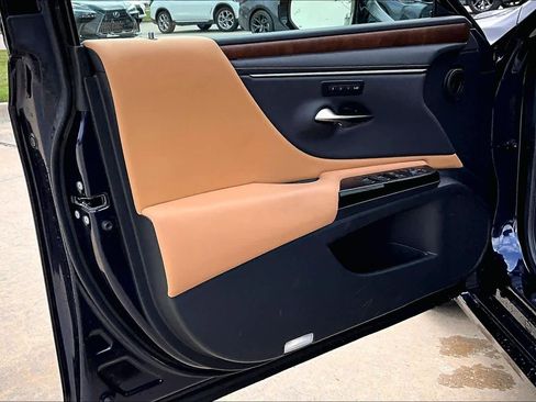 Certified 2025 Lexus ES 300h w/ Premium Package image 22