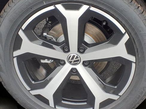 New 2026 Volkswagen Tiguan SE image 2