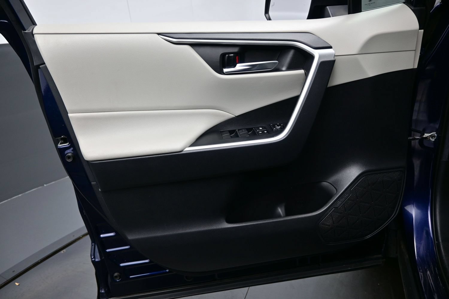 Used 2021 Toyota RAV4 XLE w/ Convenience Package AWD/4WD image 9