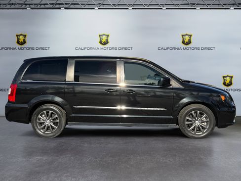 Used 2015 Chrysler Town & Country S w/ Driver Convenience Group image 6