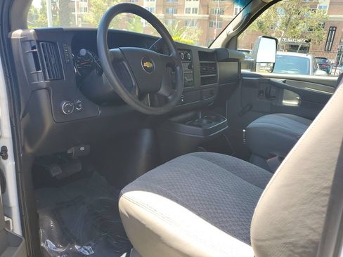 Used 2015 Chevrolet Express 3500 Extended w/ Chrome Appearance Package RWD image 16
