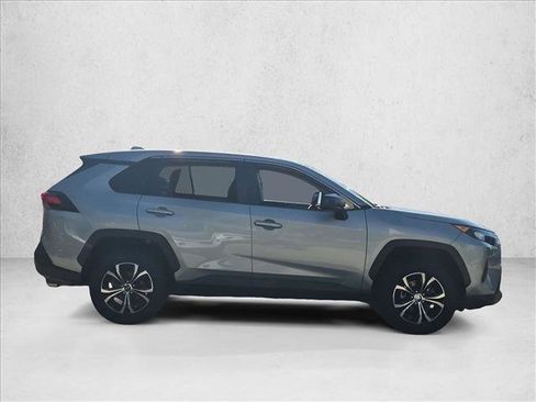 Used 2022 Toyota RAV4 LE FWD image 4