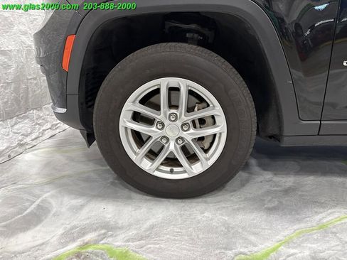 Used 2023 Jeep Grand Cherokee L Laredo image 16