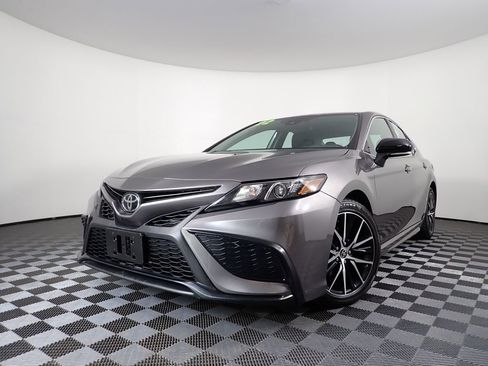 Used 2022 Toyota Camry SE FWD image 2