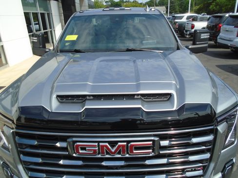 Used 2024 GMC Sierra 2500 AT4 w/ AT4 Premium Plus Package AWD/4WD image 12