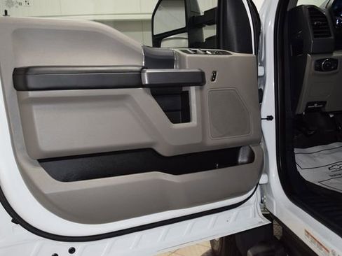 Used 2022 Ford F550 4x4 Crew Cab Super Duty w/ XLT Value Package image 32