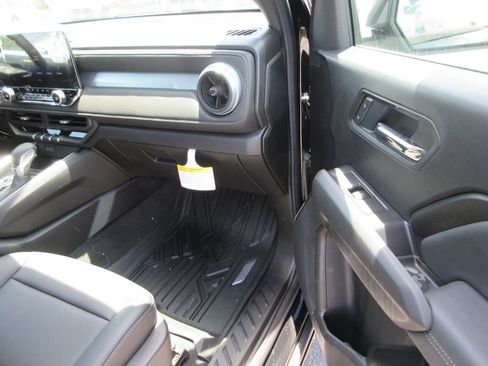 New 2026 Chevrolet Colorado LT w/ LT Convenience Package AWD/4WD image 18