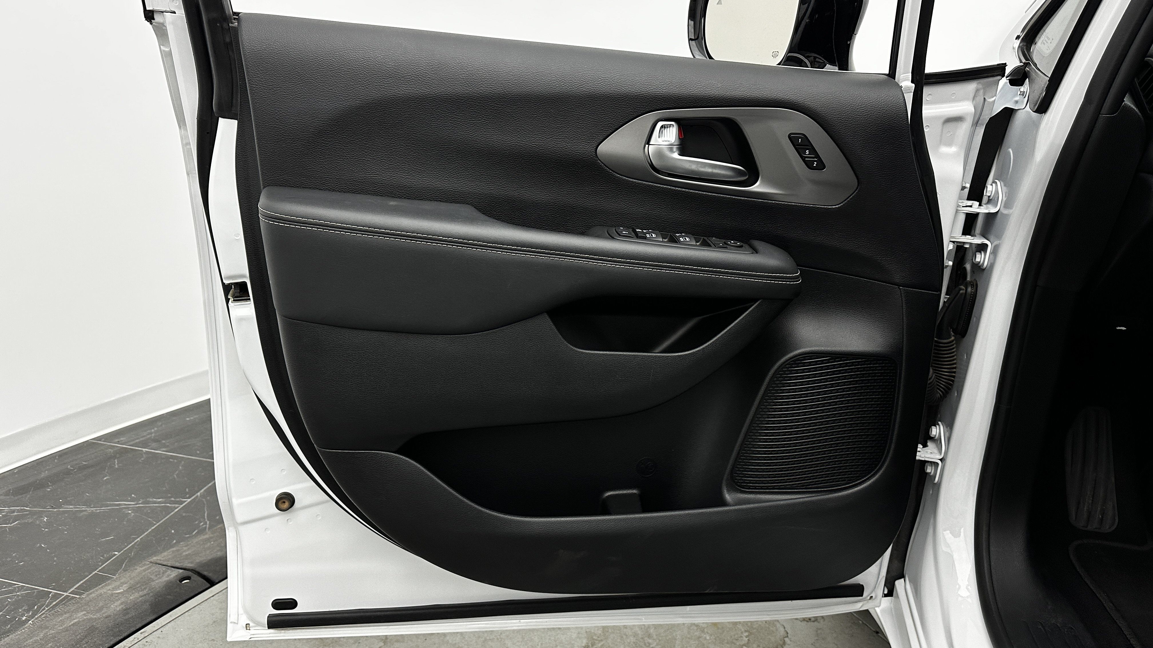 Used 2025 Chrysler Pacifica Select FWD image 8