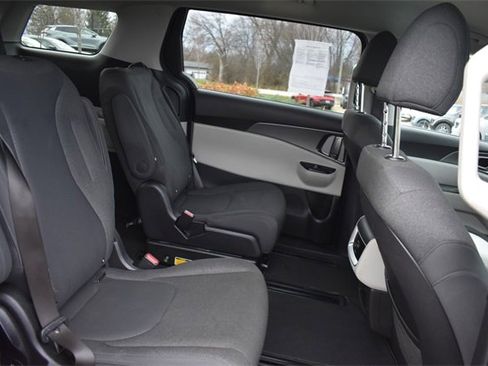 Certified 2023 Kia Carnival LX image 14