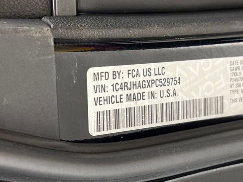 Used 2023 Jeep Grand Cherokee Laredo image 41