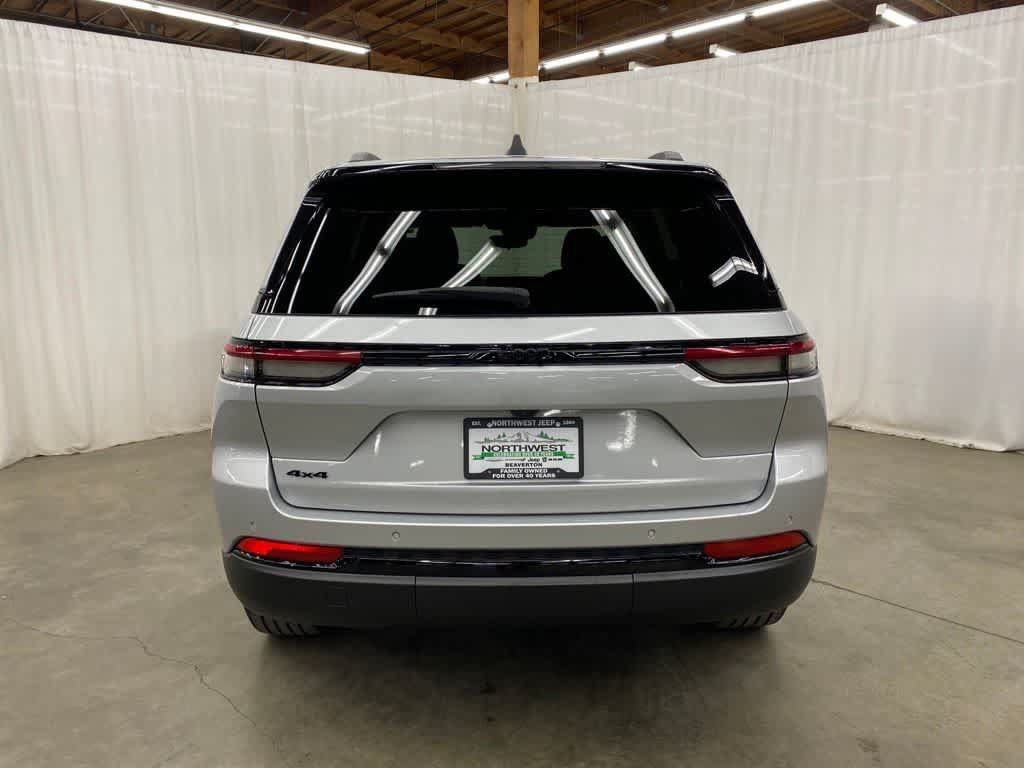 Used 2023 Jeep Grand Cherokee Altitude AWD/4WD image 5
