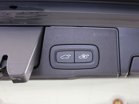 Used 2025 Volvo XC60 B5 Plus AWD/4WD image 32