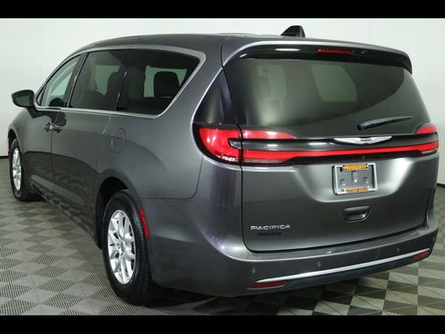 Used 2023 Chrysler Pacifica Touring-L FWD image 16