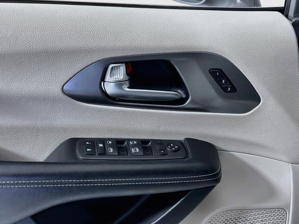Used 2022 Chrysler Pacifica Touring-L FWD image 16