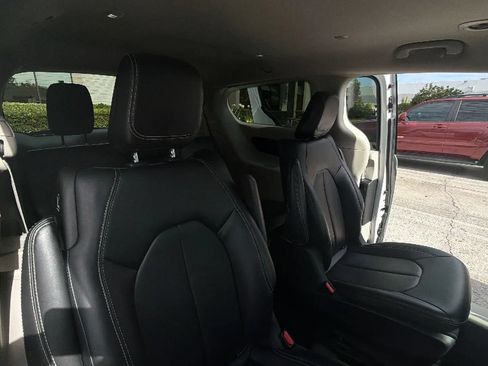 Used 2024 Chrysler Pacifica Limited FWD image 18