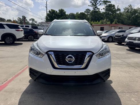 Used 2018 Nissan Kicks SV FWD image 3