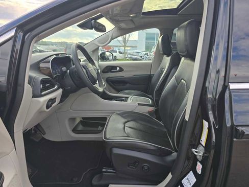 Used 2023 Chrysler Pacifica Limited image 9