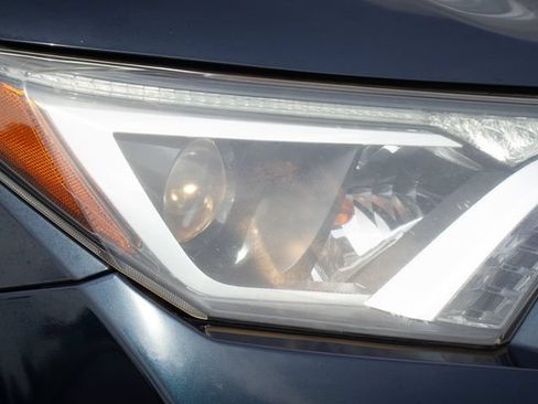 Used 2018 Toyota RAV4 XLE AWD/4WD image 3