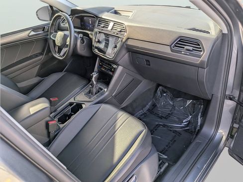 Used 2023 Volkswagen Tiguan SE w/ Panoramic Sunroof Package FWD image 11