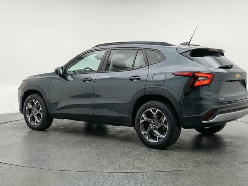 Used 2025 Chevrolet Trax LT w/ LT Convenience Package FWD image 6