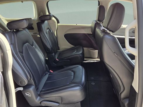 Used 2023 Chrysler Pacifica Touring-L FWD image 17