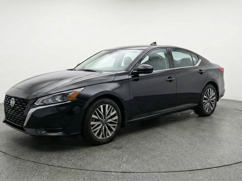 Used 2025 Nissan Altima 2.5 SV FWD image 3
