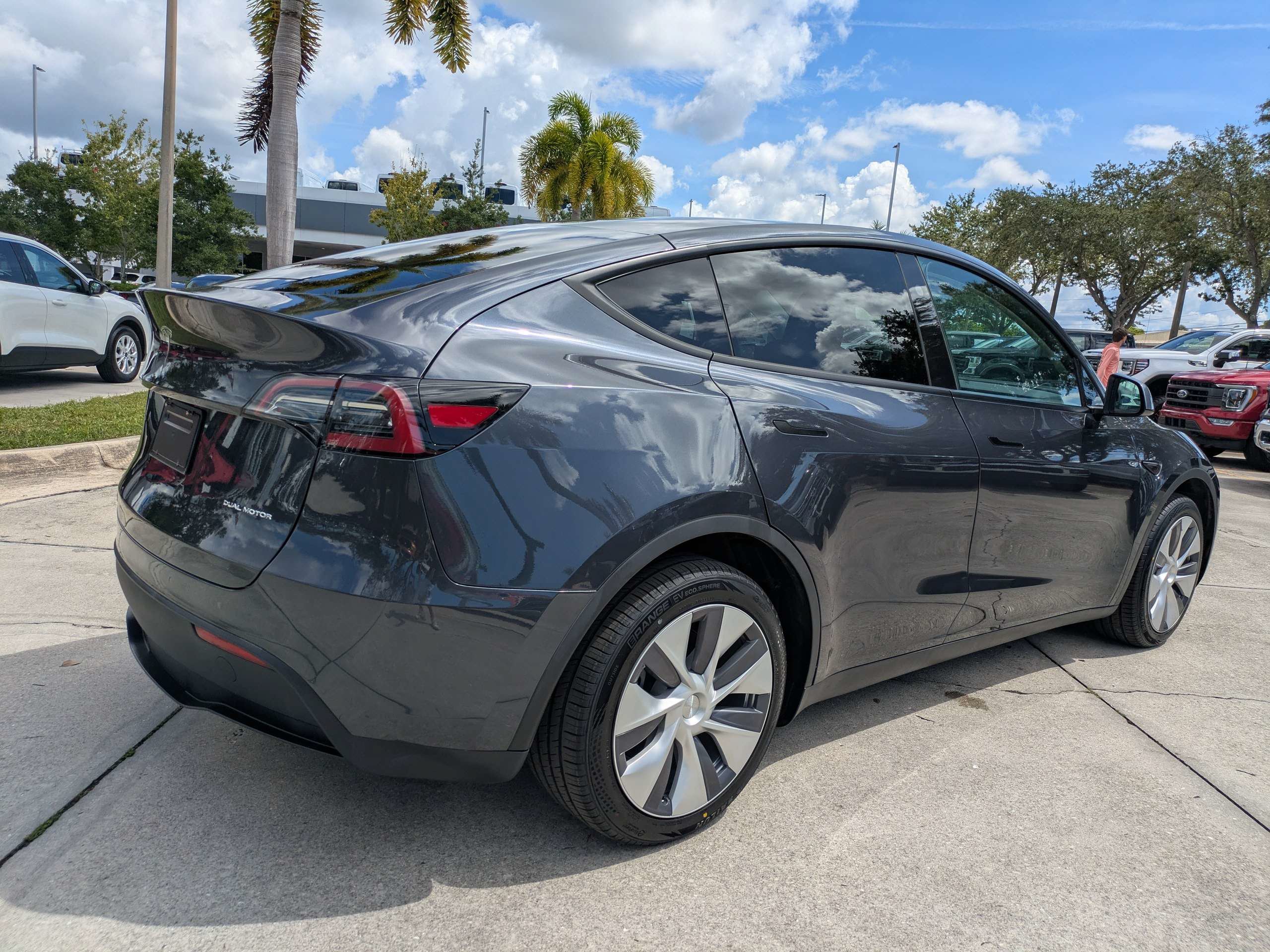 Used 2024 Tesla Model Y Long Range AWD/4WD image 4