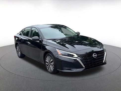Used 2025 Nissan Altima 2.5 SV FWD image 3